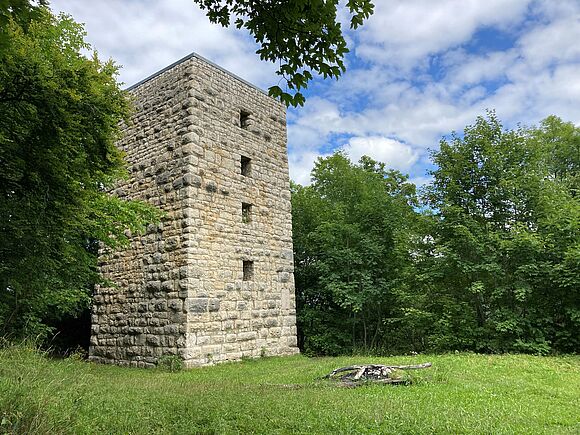 Wachturm auf dem Areal der Ruine Schalksburg